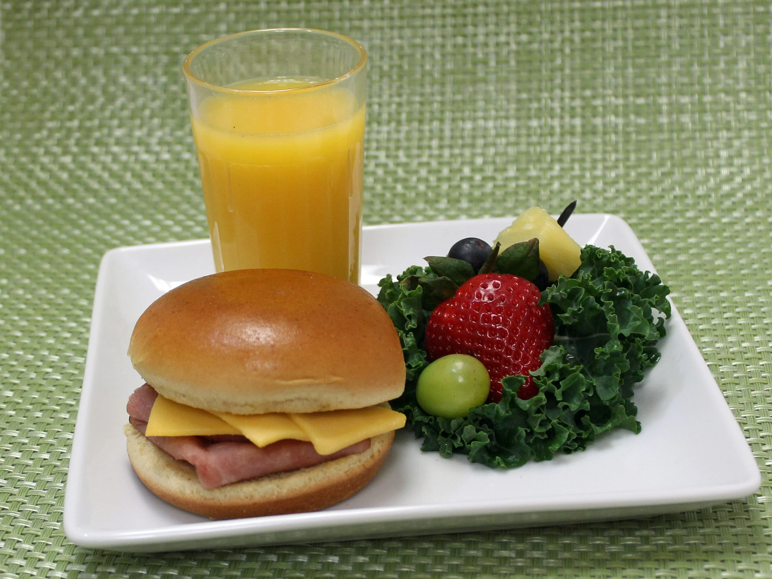 Iw Wg Turkey Ham & Cheese Sandwich On Bun